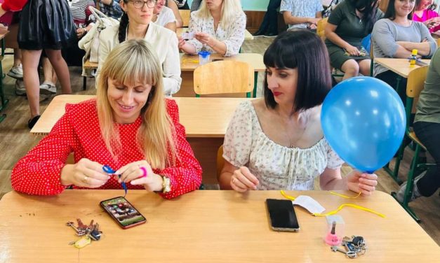 Вітає з професійним святом, любі вчителі!