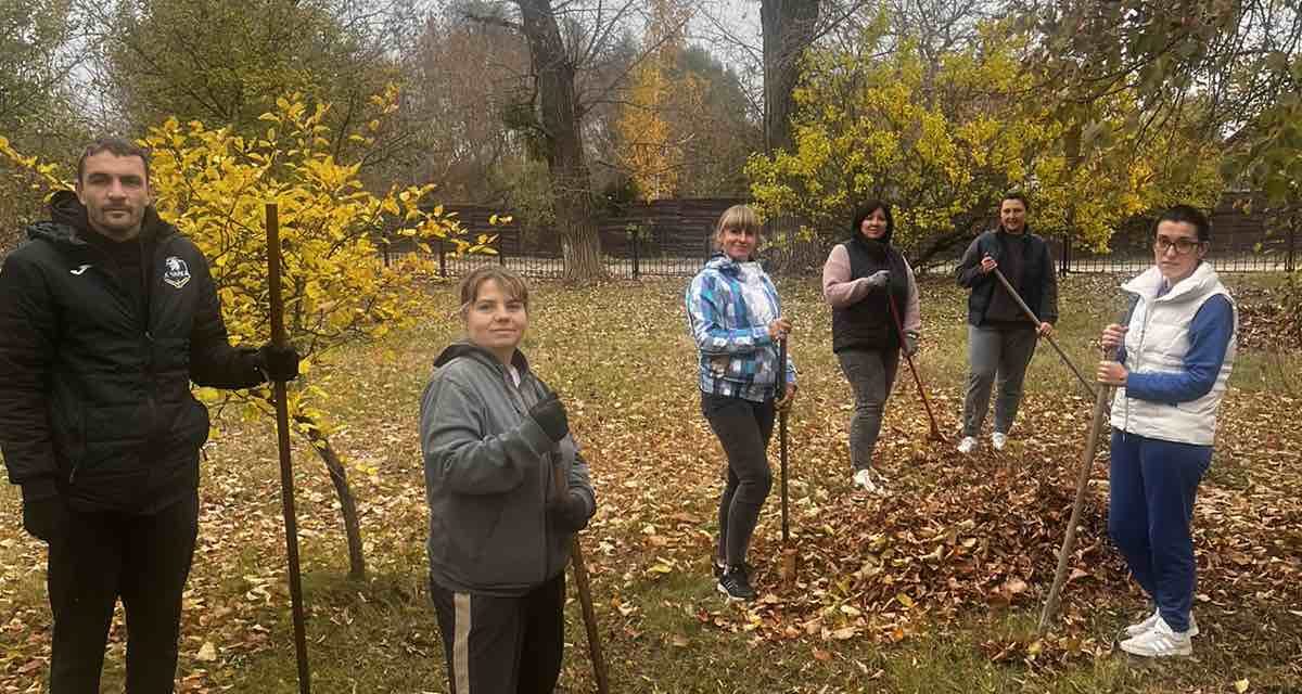 Прибирання навколо школи